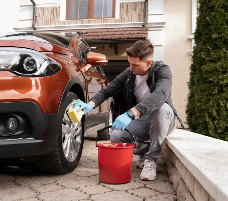 Lavage auto à domicile Nort-sur-Erdre : professionnel intervenant sur un véhicule